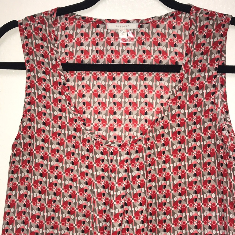 PLEIONE Women’s Small Geometrical Red Pattern Tank Plunging Scoop Neck